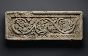 Reliëf van een plantenscroll met vogels en druiven, uit Behnesa, 5e-6e eeuw door School Egyptian