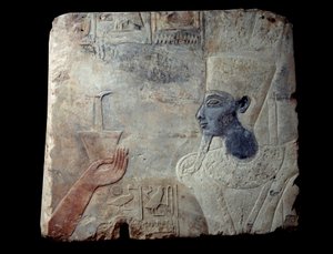 Reliëf van de tempel van Thutmosis (Tuthmosis of Thutmus) III in Elephantine: Farao gevolgd door een godin met hiërogliefen. Beeldhouwwerk in zandsteen, ongeveer 1390-1353 v.Chr. Uit Aswan, Elephantine site. Parijs, Louvre Museum