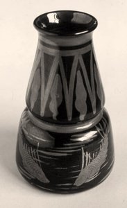 Burmantofts faience vaas, koperlusterglazuur met iriserende glazuur door School English