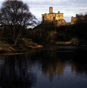 Uitzicht op Warkworth Castle, zetel van de familie Percy door School English