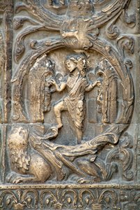 Gotische kunst: Piedroit van de rechterpoort van de westelijke gevel van de Basiliek van Saint Denis die het werk van de velden voorstelt: Januari. Saint-Denis, Frankrijk door School French