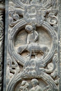 Gotische kunst: Pijler van het rechterportaal van de westelijke gevel van de Basiliek van Saint Denis die het werk van de velden voorstelt: Mei. Saint-Denis, Frankrijk