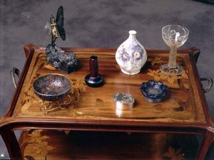 Loetz iriserende glazen vaas, een pate-de-verre boog door Argy Rousseau en een glas met gegoten en geëtste decoratie door Lalique