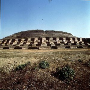 Uitzicht op de Nandangarh Stupa, waarvan wordt aangenomen dat deze de as van Boeddha bevat door School Indian