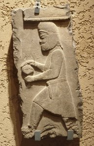 Een Mede aan het Koninklijk Hof van Persepolis met een bedekte vaas, Achaemenid