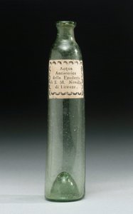 Fles die anti-hysterie water bevatte, van de Fonderia di Sua Altezza Reale, Officina Profumo, Farmaceutica di Santa Maria Novella, Florence, ca. 1850-1920 door School Italian