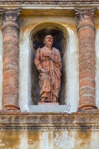 Beeld van heilige, terracotta standbeeld in nis van Palazzo Valenti Gonzaga, genaamd Casa Guerrina, in Fancelliaanse stijl, Via Frattini 5, Mantua