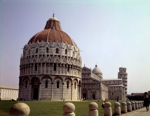 Middeleeuwse architectuur: uitzicht op de Doopkapel, de Dom en de Toren van Pisa op het Campo dei Miracoli, Italië