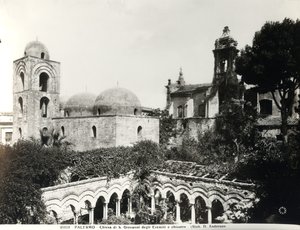 Uitzicht op het oostelijke einde van de kerk, gebouwd in 1132-48 door koning Roger II (d.1154) van Sicilië en het klooster gebouwd in de 13e eeuw door School Italian