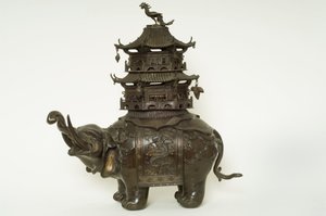Beeld van een olifant met een howdah doek, uitgebreide singel en een pagode gebouw door Japanese School