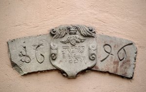 Het steegje van de Joden in Obernai (67). Plaatsen van aanbidding: inscriptie met een Hebreeuwse datum en de overeenkomstige datum van de christelijke jaartelling: 1696. Een synagoge zou naar verluidt twee jaar na de toestemming van Intendant La Grange zij