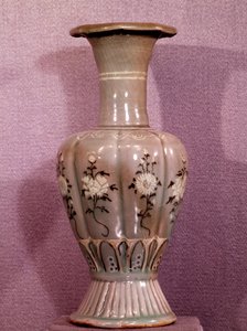 Koreaanse kunst: keramische vaas versierd met bloemen. Koryo periode. 12e eeuw. Museum voor Schone Kunsten, Duksoo Paleis, Korea