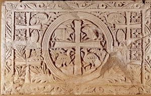 Koorsteen, sluitingselement van het koor van een kerk. uit Libanon. 5e-6e eeuw na Christus. Parijs, Louvre Museum door School Lebanese