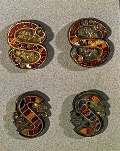 Archeologie van de Middeleeuwen: Barbaarse kunst van Lombardije: Riemfibula in de vorm van een S door School Lombard