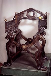 Merovingische kunst: stoel of troon van Dagobert I (602/605-638). Gemaakt in verguld brons in de 7e-9e eeuw. Uit de schat van de abdij van Saint-Denis. Parijs, B.N. door School Merovingian
