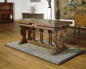 Notenhouten tafel met laden op eiken frame met Toscaanse zuilen, 1550-1600