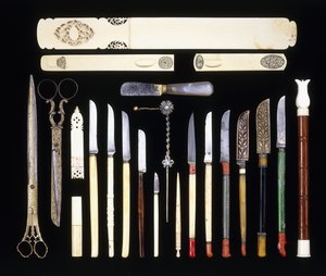 Een groep van tweeëntwintig Ottomaanse schrijversinstrumenten, bestaande uit elf messen, een paginaomkeerder, schaar, een papiermes, ivoren doos door School Ottoman