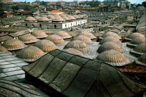 Panoramisch uitzicht op Istanbul, met koepels van de Grote Bazaar