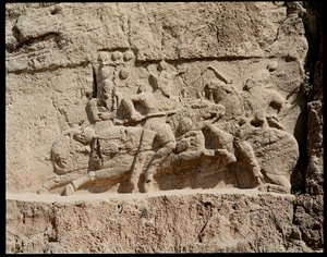 Zicht op de Necropolis en de graven van de Achaemenidische koningen, reliëf dat scènes van de strijd voorstelt door School Persian