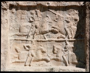 Uitzicht op de Necropolis en de graven van Achaemenidische koningen, reliëf dat gevechtsscènes voorstelt door School Persian