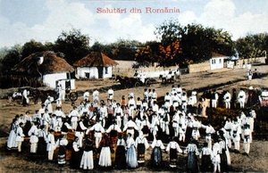 Ansichtkaart met Roemenen die dansen in een dorp, ca. 1910