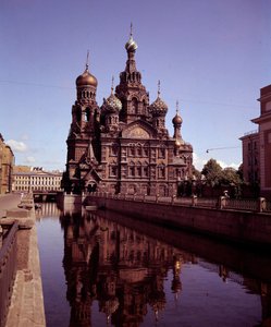 Architectuur: uitzicht op de kerk van de Heilige Verlosser en het Bloed van Christus gerealiseerd tussen 1883 en 1907. Sint-Petersburg, Rusland