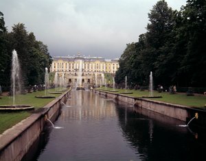 Uitzicht op de grote waterval van het kasteel van Peterhof, gerealiseerd onder Peter de Grote nabij Sint-Petersburg, Rusland