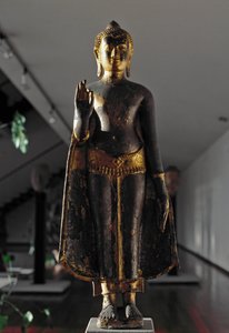 Lopburi-stijl: abhyamudra boeddha (sculptuur)