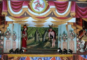 Poppentheater in Palermo. Deze poppen, behorend tot een Siciliaanse traditie die teruggaat tot de oudheid, vertellen het verhaal van invasies en Normandische veroveringen. Bovenaan de foto staat het Siciliaanse symbool van Trinacria