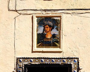 Keramische tegels met het portret van een man buiten het Huis van de Moorse Koning door School Spanish