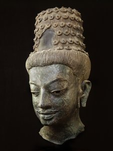Reusachtig hoofd van een bodhisattva (brons)