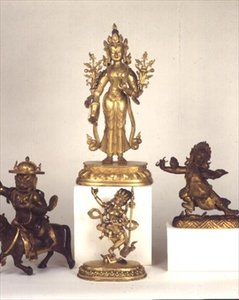 Sino-Tibetaanse vergulde koperen figuur van Padmapani; Oost-Tibetaanse vergulde bronzen figuur van Dam-can Dor-je Legs-pa; Sino-Tibetaanse figuur van Syamatara; polychrome figuur van Vajravavali door School Tibetan