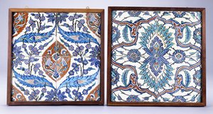 Een Iznik-tegel met pruimenbloesems en tulpen, gemaakt circa 1570, en een 17e-eeuwse Iznik-tegel met rode en blauwe gespleten palmet