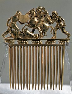 Scythische kunst: gouden kam versierd met gevechtsscènes met Scythische krijgers. Uit de tumulus van Solokha in Rusland (nu Oekraïne). 5e-4e eeuw v.Chr. Hermitage Museum, Sint-Petersburg