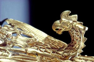 Detail van een hoofdband met een Griffioen die een geit vasthoudt
