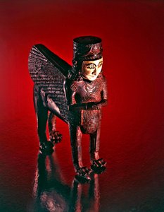 Gevleugelde leeuw met een vrouwelijk torso, figuur van een troon (brons & ingelegd steen) door Scythian