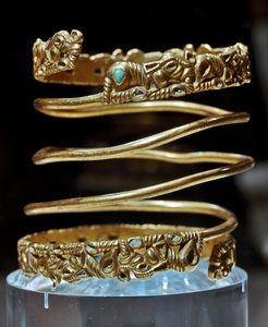 Scythische kunst: gouden en turkooise armband van de Sarmatische stam, 2e eeuw v.Chr. - 3e eeuw n.Chr. Sint-Petersburg, Hermitage Museum