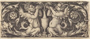 Ornament met tritons die hoorns blazen