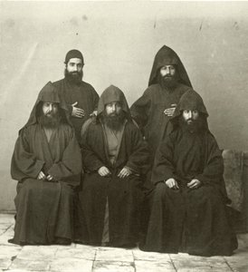 Groep van 5 Armeense priesters in de binnenplaats van het Mediterranean Hotel, Jeruzalem, 1867