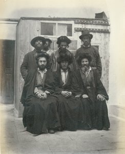 Groep van 7 Poolse Joden in de binnenplaats van het Mediterranean Hotel, Jeruzalem, 1867 door Sergeant Henry Phillips