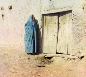 Een Oezbeekse of Tadzjiekse vrouw die een boerka draagt, c.1910 door Sergey Prokudin Gorsky
