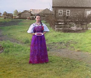 Meisje met aardbeien op een bord, Russisch Keizerrijk, uit 