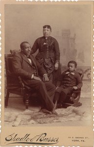Portret van een gezin,c. 1895 (foto) door Shadle & Busser