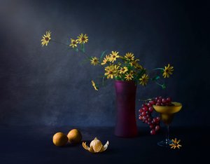 Stemmige bloemen en fruit