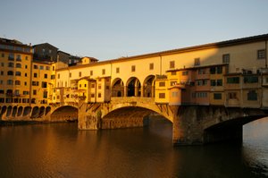 Italië, Florence, zonsopgang op Ponte Vecchio bij dageraad, 2022 door Sisse Brimberg