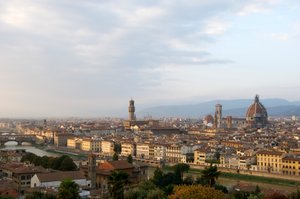 Italië, Toscane, Florence, verhoogd uitzicht over de stad vanaf Piazzele Michelangelo, 2022 door Sisse Brimberg