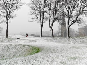 Eenzaam figuur wandelend in Kopenhagen Fort tijdens sneeuwstorm, Denemarken, 2022 door Sisse Brimberg