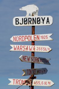 Noorwegen, richtingaanwijzer op Beren Eiland, 2022 door Sisse Brimberg