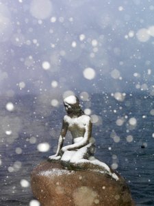 Sneeuwstorm op het standbeeld van De Kleine Zeemeermin door Edvard Eriksen, winter in Kopenhagen, Denemarken, 2022 door Sisse Brimberg