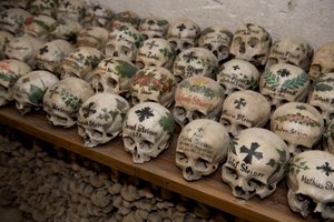 Enkele van de 600 schedels in het 